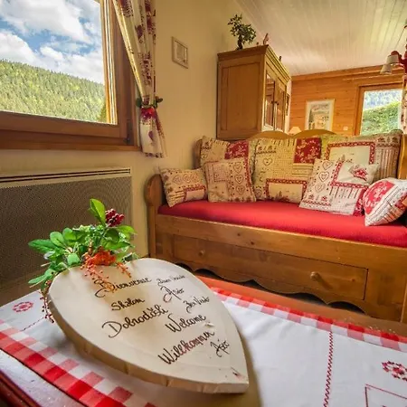 Le Pin A 2 Pas De Gerardmer, Dans La Vallee Des Lacs كسونبورت-لونجمير