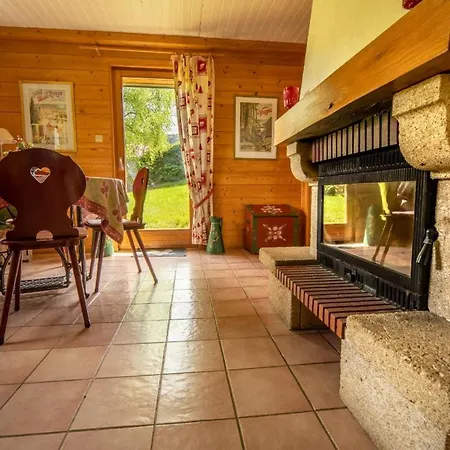 Le Pin A 2 Pas De Gerardmer, Dans La Vallee Des Lacs