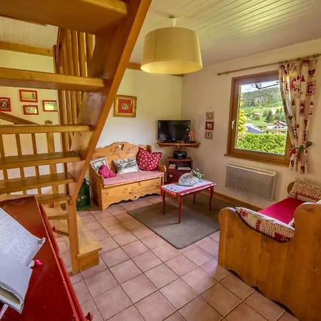 Le Pin A 2 Pas De Gerardmer, Dans La Vallee Des Lacs * Xonrupt-Longemer