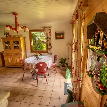 Le Pin A 2 Pas De Gerardmer, Dans La Vallee Des Lacs *