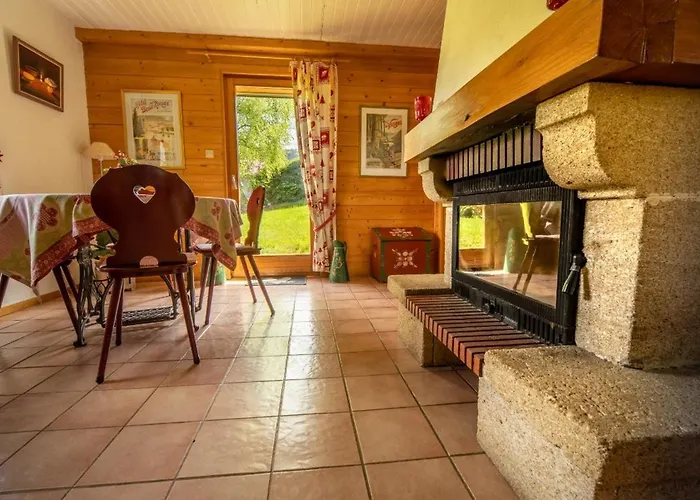 Le Pin A 2 Pas De Gerardmer, Dans La Vallee Des Lacs