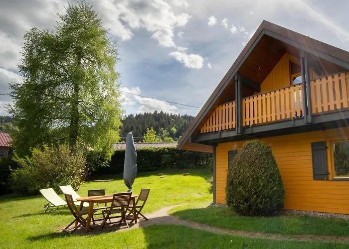 Le Pin A 2 Pas De Gerardmer, Dans La Vallee Des Lacs